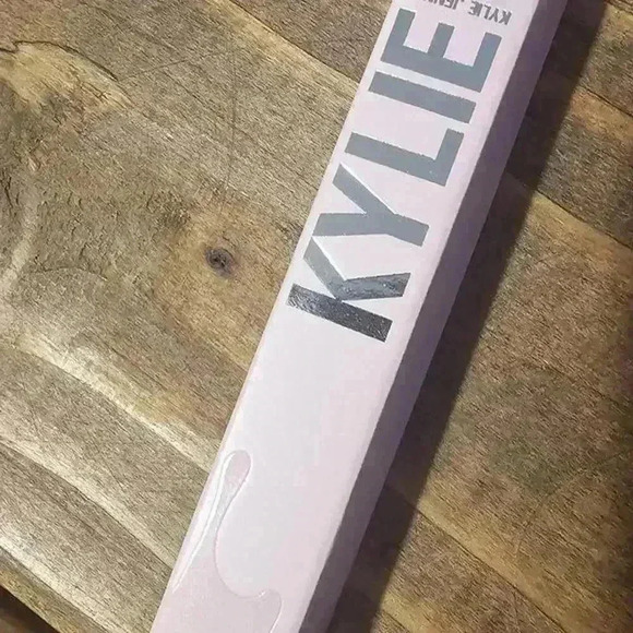 Kylie Cosmetics Matte Liquid Lipstick - Amour Bay 820 - Picture 1 of 4